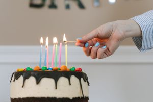 Jak wybrać odpowiednie ciasto na urodziny